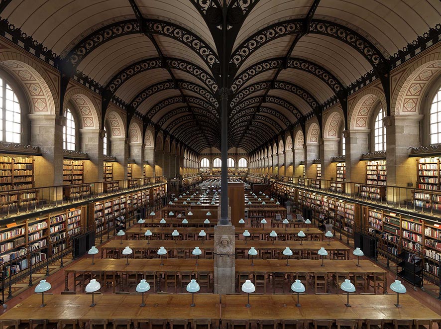 Intérieur d'une grande bibliothèque 