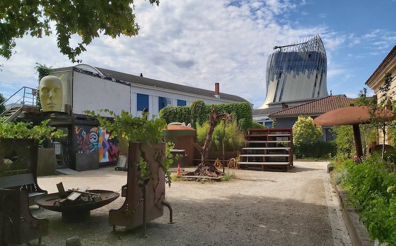 Les Vives d'Art Bordeaux - espace extérieur avec des plantes