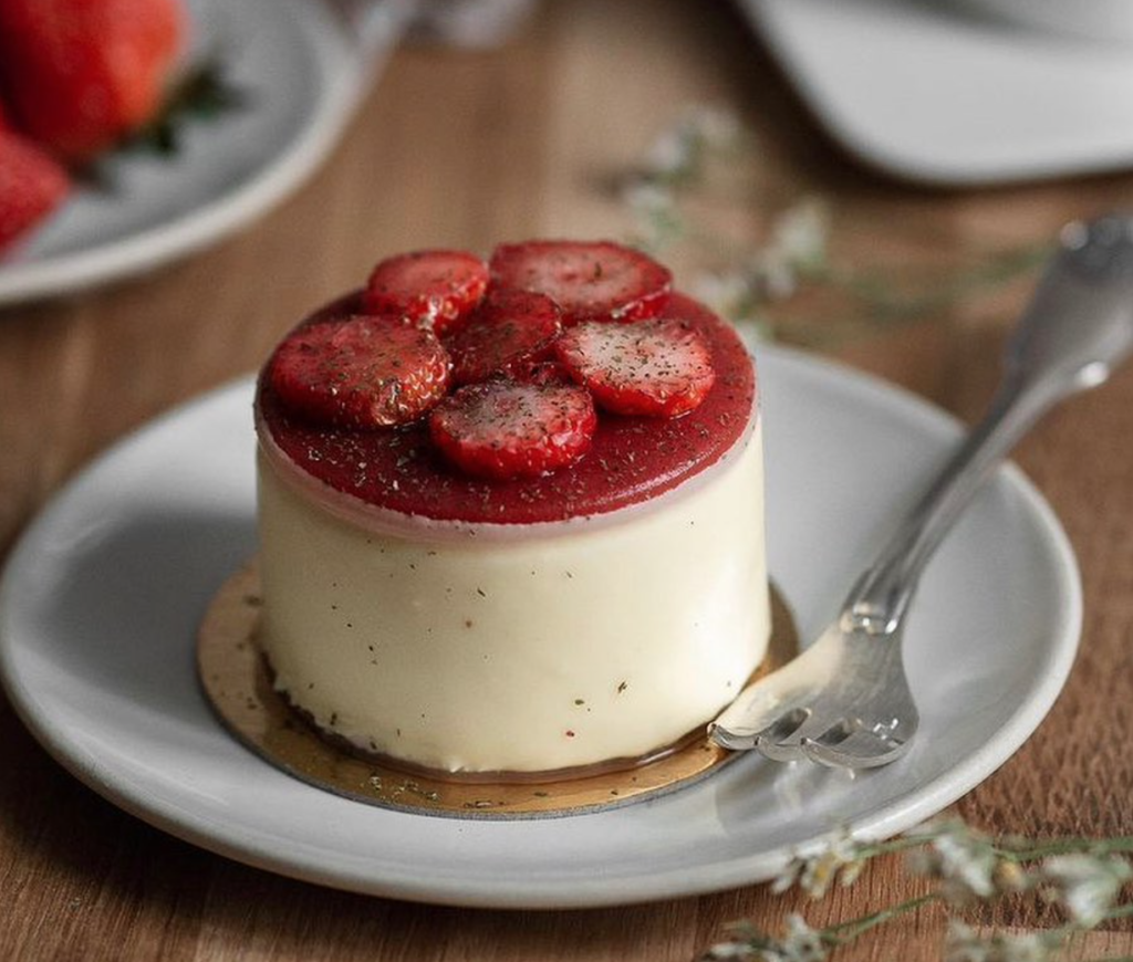 Pâtisserie à la crème avec des fraises sur une assiette avec une fourchette