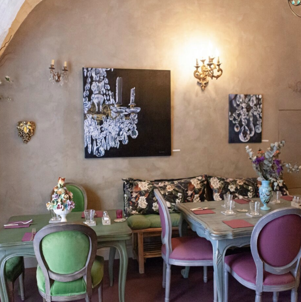 L'intérieur du restaurant avec une décoration classique verte et violette