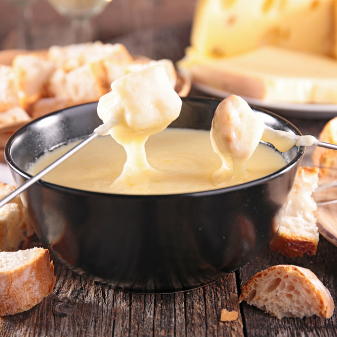 Fondue savoyarde avec des morceaux de pain et fromage