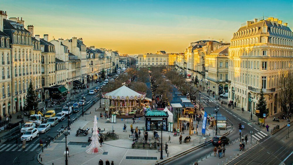Image aérienne de la Place Tourny à Bordeaux avec les chalets du Marché de Noël
