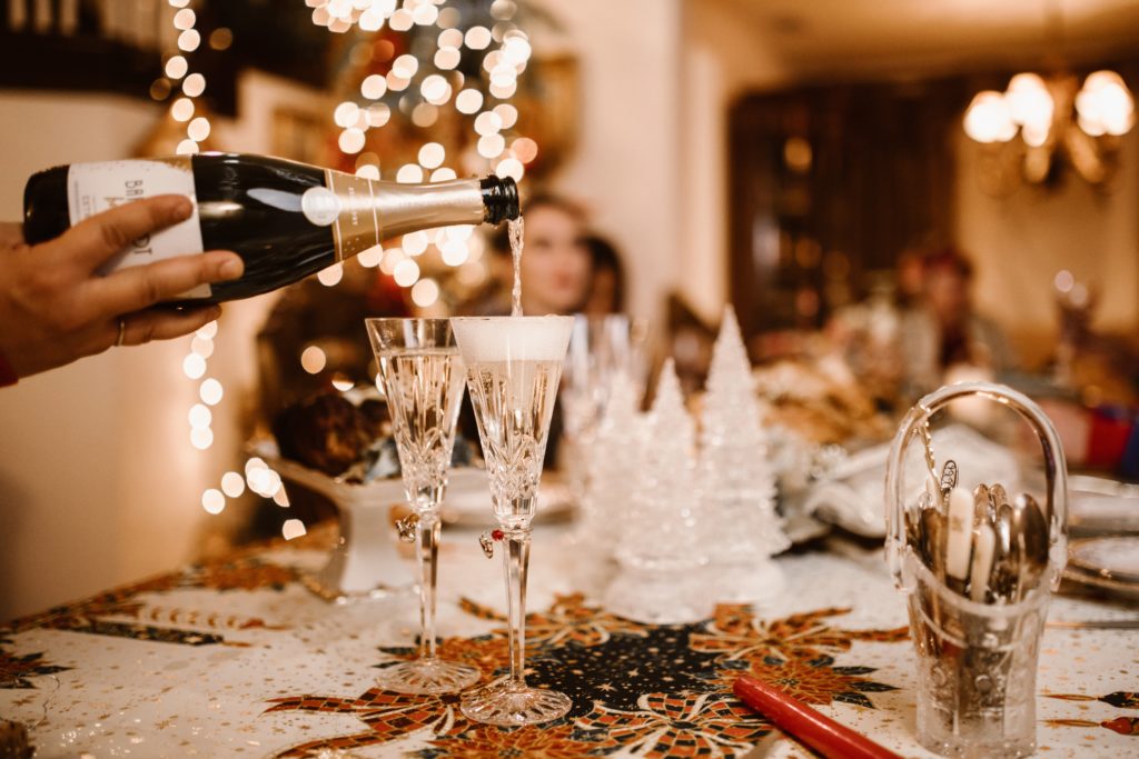 Table de restaurant avec des coupes de champagne pour Noël