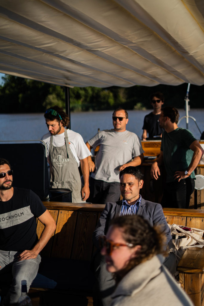 Bordeaux sur l'eau - gens sur un bateau