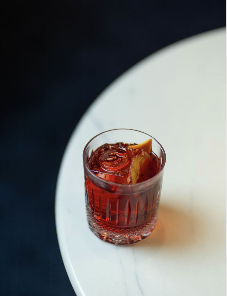 Découvrez notre cocktail signature, le 'Negroni' à Code 23 : Un mélange exquis de London dry Gin, Vermouth rosso Mancino, Campari Bitter. Venez le déguster dans notre bar à cocktails à Bordeaux